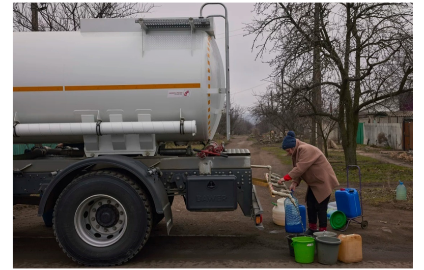 Figura 4. Un locuitor umple găleți și sticle cu apă dintr-un camion aprovizionat cu apă, pe data de 20 martie 2023, în Konstantinivka, Ucraina. ONU spune că milioane de ucraineni au pierdut accesul la apă curată. Sursă: https://www.npr.org/2023/03/22/1164838051/ukraine-russia-war-kakhovka-reservoir