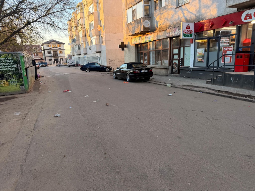 Figura 2. Deșeuri împrăștiate în afara platformei/ pe domeniul public
