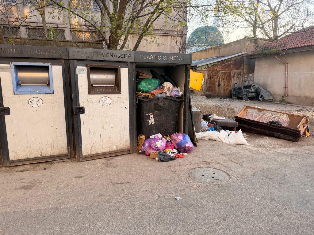 Figura 3. Detaliu vandalism sau deșeuri voluminoase abandonate (mobilier etc)
